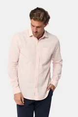 Camisa celeste de lino de manga larga con bolsillo en el pecho y botones personalizados.