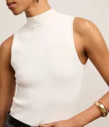 Blusa de punto acanalado color blanco, sin mangas y con cuello alto, de corte ajustado al cuerpo.