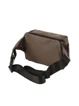 Riñonera de diseño unisex en color marrón, confeccionada en tela tipo lona. Presenta un compartimento principal con cierre de cremallera negro, un bolsillo trasero y correa ajustable con hebilla plástica.