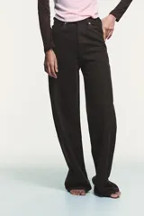 Jeans de tiro alto con diseño de pierna extra ancha y larga. Presenta cinco bolsillos, cierre frontal con cremallera y botón metálico, con un acabado de lavado desgastado.