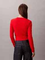 Remera manga larga Calvin Klein de corte ajustado y crop, color rojo, con tejido acanalado y cuello redondo. Cuenta con el monograma de la marca bordado en el centro del pecho.