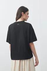 Remera de manga corta con calce relajado y cuello redondo, confeccionada en algodón puro.