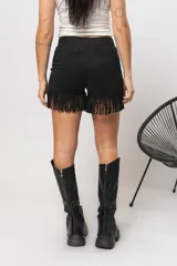 Short negro de gamuza con flecos y tachas plateadas.