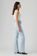 Jeans Levi's modelo 726 Hi Rise Flare, tiro alto y corte acampanado en tono celeste claro.