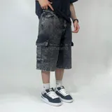 Bermuda baggy de denim color negro con efecto acid wash, bolsillos cargo laterales y corte holgado.