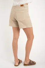 Bermuda de denim color beige, de tiro medio y corte recto.