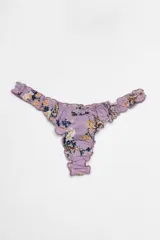 Pantie less lila con estampado de flores y volados en los bordes.