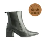Bota tipo chelsea de cuero negro, con punta fina, elásticos laterales y taco cuadrado con textura estriada.