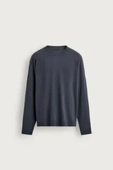 Sweater de punto color negro con cuello redondo, manga larga y calce relaxed fit, confeccionado en hilatura de viscosa con acabado en rib.