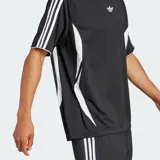 Remera Adidas Adicolor Teamgeist de ajuste holgado, color negro con detalles en blanco. Presenta cuello redondo, las icónicas tres tiras en las mangas y el logo del trébol en el pecho.