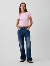 Remera corta de ajuste ceñido color blanco con cuello redondo y ribete negro. Presenta mangas cortas y el logo bordado de Gap en el pecho.