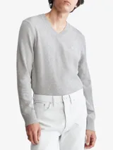 Sweater gris de lana merino con cuello en V y logo bordado en el pecho.