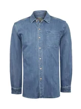 Camisa de manga larga de denim azul claro con efecto lavado, cuello camisero, botones frontales y un bolsillo de parche en el pecho izquierdo.