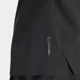 Remera deportiva Adidas de running color negro, con cuello redondo, manga corta y paneles perforados para mayor ventilación.