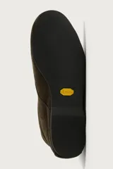Bota de cordones tipo derby de la colección especial Aaron Levine x Zara, confeccionada en piel con acabado en serraje de color marrón. Cuenta con horma redonda, forro y plantilla interior de piel, y suela de goma Vibram.