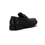 Mocasín de cuero negro con detalle de vincha en el empeine y suela plana.