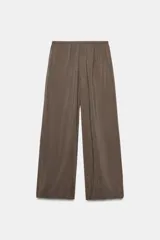 Pantalón negro de tiro medio, con cintura elástica y cordón ajustable. Tiene bolsillos delanteros y bajo ajustable con cordones del mismo tejido.