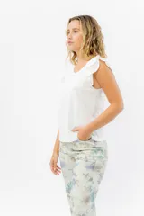 Musculosa rosa de corte clásico con cuello redondo y volados en los hombros.