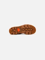 Bota tipo Chelsea de cuero color beige, con paneles laterales elásticos, tirador en el talón con detalle naranja y suela de caucho dentada con tacón.
