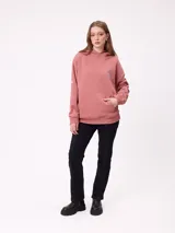 Jean de corte recto con costuras verticales decorativas en el frente, tiro medio y cierre frontal con botón metálico.