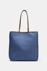 Bolso tipo tote de hombro con cuerpo estampado en tonos azules con patrón geométrico. Cuenta con detalles en tono tostado en las asas dobles, bordes y costuras en contraste. Cierre mediante botón imantado y compartimento interior.