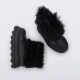 Bota corta de plataforma Melissa, color negro, con diseño de goma texturizada en la puntera y el talón, y detalle de peluche sintético en la caña.