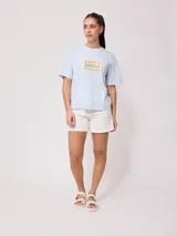 Remera blanca de algodón con estampado frontal y trasero con la leyenda "Rusty Australia Mermaid Beach". Corte holgado.