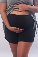Short maternal de tiro alto con cintura elástica, diseñado para brindar comodidad durante el embarazo.