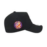 Gorra New Era modelo 9FORTY de color negro, con el logotipo bordado de los New York Yankees en la parte frontal en color blanco y cierre ajustable en la parte trasera.
