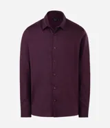 Camisa de manga larga color bordó de corte regular, confeccionada en tejido de sarga con cuello estructurado y cierre frontal de botones.