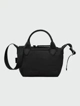 Bolso crossbody modelo Le Pliage Xtra XS de Longchamp, confeccionado en cuero negro. Presenta un diseño compacto con doble asa superior y correa ajustable y extraíble para llevar al hombro o cruzado. Incluye cierre de solapa con botón a presión y cierre principal con cremallera.