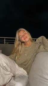 Sweater dorado de tejido de punto con lurex y logo bordado en el frente.