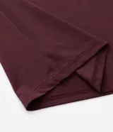 Remera deportiva masculina color bordó con tecnología Dry, cuello redondo, mangas cortas y detalle laser cut para mayor transpirabilidad. Confeccionada en poliéster y elastano, ofrece un toque suave y elasticidad para libertad de movimientos.