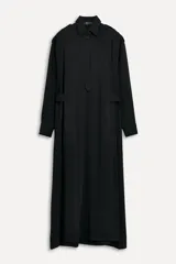 Vestido camisero largo negro con cuello solapa, manga larga con puños, bolsillos delanteros y cinturón ajustable con trabillas y botones. Cierre frontal con botones.