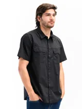 Camisa de manga corta color negro, de corte clásico con bolsillos frontales con solapa.