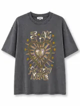 Remera de corte holgado color gris verdoso, con estampa frontal de un leopardo y la frase 'Untamed spirit her rules' en letras rojas.