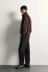 Pantalón relaxed fit azul marino confeccionado en tejido de algodón con estructura, de estilo clásico con cinco bolsillos y cierre frontal con cremallera y botón.