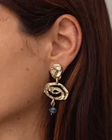 Aros colgantes de bronce dorado con diseño orgánico y perla de río natural en el extremo inferior.