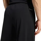 Short deportivo Adidas Entrada26, color negro liso, con cintura elástica y logo de las tres barras en blanco en el borde inferior de la pierna derecha.