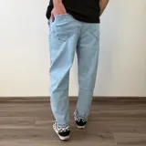Jean slouchy gris oscuro con efecto acid wash, corte estilo mom al tobillo y diseño relajado.