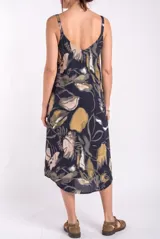 Vestido midi de viscosa con elastano, de diseño fluido y fresco, con estampado en tonos oscuros y tierra.