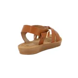 Sandalias bajas color marrón con tiras cruzadas y hebilla lateral.