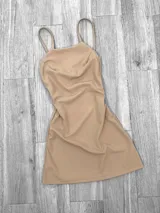 Vestido corto rojo con breteles finos y escote cuadrado.