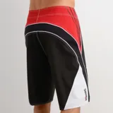 Short de baño tipo boardshort O'Neill modelo Superfreak Y2k, en combinación de colores negro, rojo y blanco, con diseño geométrico y cordón de ajuste en la cintura.