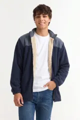 Campera de polar con cierre frontal, cuello alto y forro interior de corderito sintético. Presenta un diseño bicolor con paneles en azul marino y gris en la parte superior, y puños elásticos.