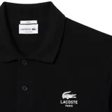 Remera polo Lacoste de manga corta color negro, con cuello camisero, cierre frontal de dos botones y bordado distintivo de la marca con texto en el pecho.