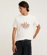 Remera de algodón blanca de corte comfort, con cuello redondo y mangas cortas. Presenta un gran estampado en la espalda en homenaje a la banda de heavy metal Slipknot, compuesto por una cuadrícula de imágenes de máscaras y la inscripción "here comes the pain" en la parte inferior.