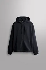 Sudadera con capucha y cierre de cremallera de doble dirección, color negro, de corte relaxed fit, con bolsillos frontales tipo canguro y puños y bajo elásticos.