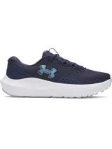 Championes de running Under Armour modelo Charged Surge 4, color azul marino con entresuela blanca y logo en celeste. Presentan parte superior de malla transpirable con refuerzos sintéticos, amortiguación Charged Cushioning en la entresuela y suela de goma resistente.