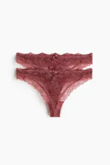 Pack de dos bombachas tipo colaless confeccionadas íntegramente en encaje floral, con detalle de pequeño lazo central en la cintura.